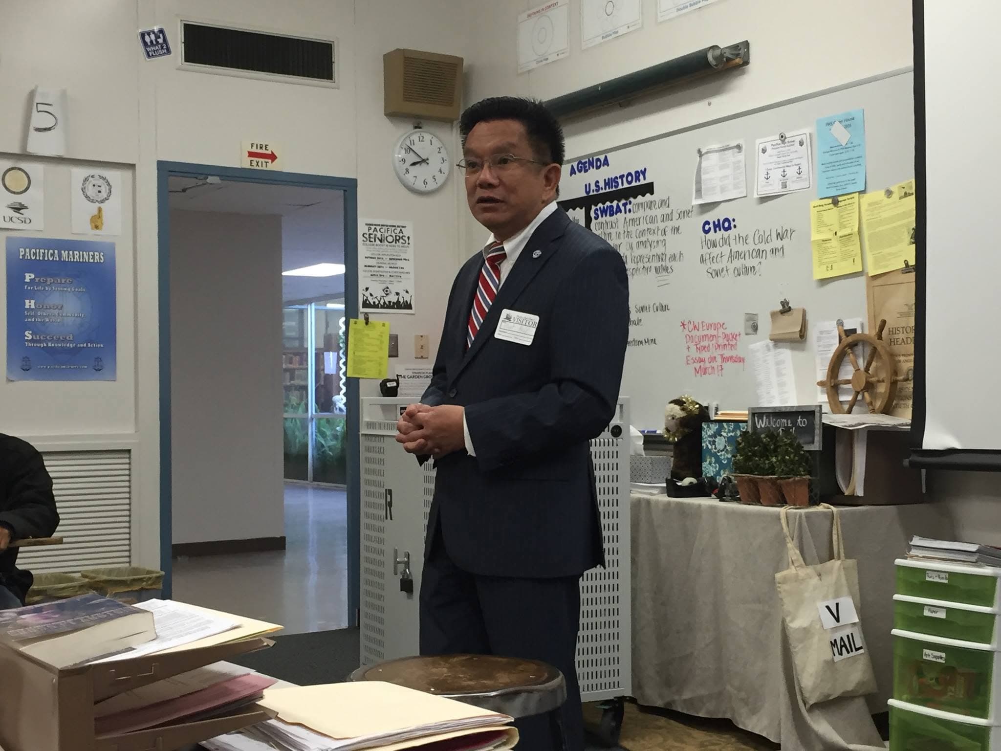 Phat Bui speaking to a classroom